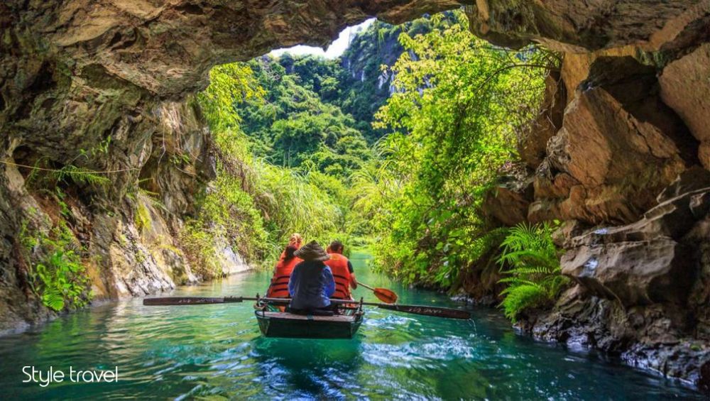 Take a boat trip in Trang An